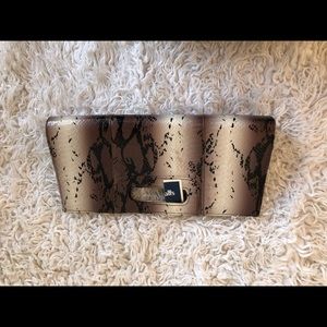 Snake skin clutch